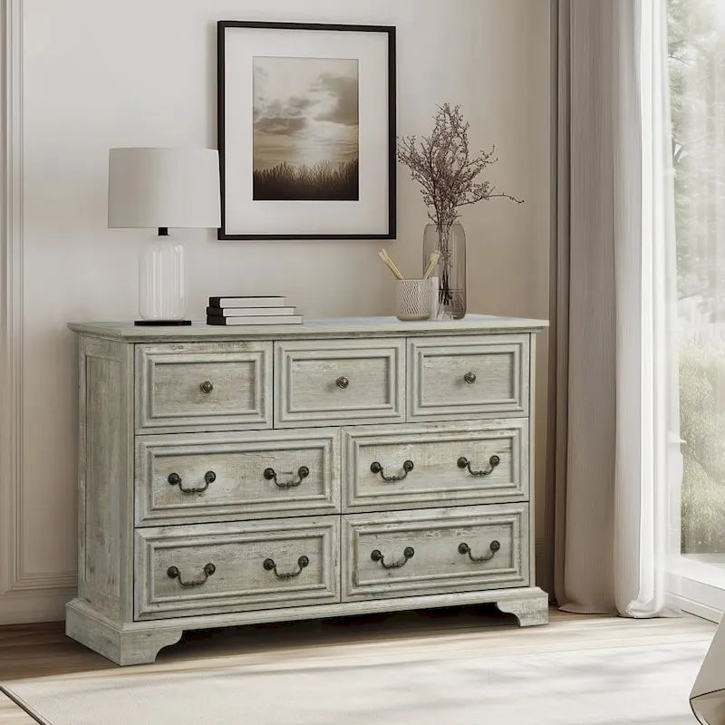 Commode à 7 tiroirs blanc antique avec détails sculptés en relief et poignées en bronze
