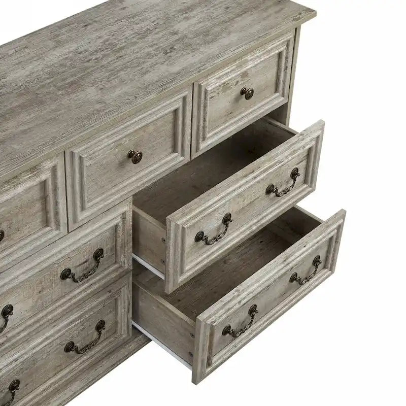 Commode à 7 tiroirs blanc antique avec détails sculptés en relief et poignées en bronze